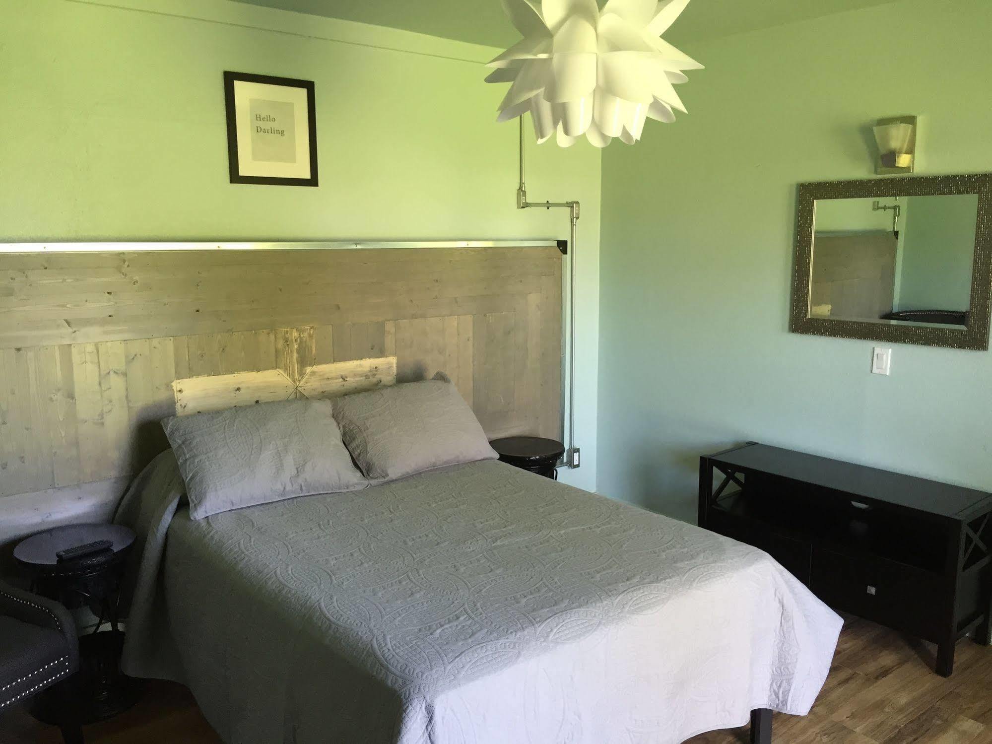 Rooms At The Pecan Olmito Extérieur photo